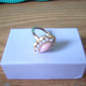 Bague vintage Avon en faux corail et perles dorées. Des années 1970.