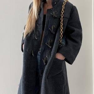 Płaszcz typu duffle z wełny w stylu vintage / długi wełniany płaszcz / granatowy płaszcz ze 100% wełny / podszewka w kratę / damski płaszcz typu duffle / rozmiar M-L / wełniany płaszcz z kapturem