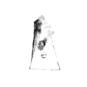 Puede incluir: Un dibujo en tinta negra y blanca de una forma geométrica alta y delgada con una abertura en forma de corazón y un pequeño círculo en su interior. El dibujo tiene un aspecto texturizado y abstracto.