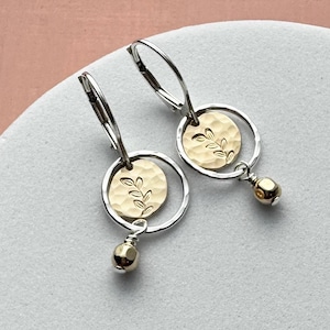 Delicados pendientes de metal mixto, pequeños colgantes con diseño de hoja y cierre de palanca, joyería única hecha a mano en oro laminado de 14k y plata maciza, un regalo perfecto para la mujer.