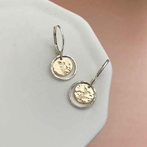 Boucles d'oreilles pendantes délicates, bijoux faits main pour femme, mélange de métaux, boucles d'oreilles levier bicolores, cadeaux uniques inspirés de la nature pour les moins de 50 ans