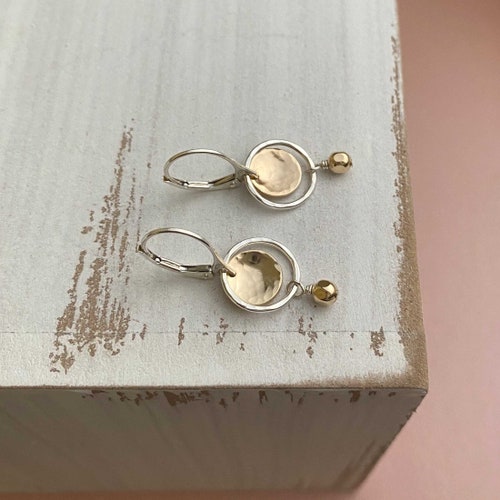 Boucles d'oreilles pendantes en mélange de métaux, bijoux faits main bicolores, boucles d'oreilles levier en argent avec touches d'or, pendants cercles martelés bijoux Remy & Moi