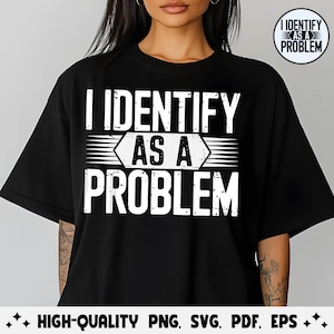 Puede incluir: Camiseta negra con el texto blanco "I IDENTIFY AS A PROBLEM". El texto está apilado con un diseño de líneas horizontales. Un gráfico circular en la esquina superior derecha dice "I IDENTIFY AS A PROBLEM".