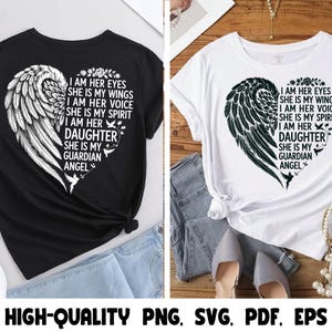 Könnte beinhalten: Schwarze und weiße T-Shirts mit einem herzförmigen Design mit Engelsflügeln und dem Text "I AM HER EYES SHE IS MY WINGS I AM HER VOICE SHE IS MY SPIRIT I AM HER DAUGHTER SHE IS MY GUARDIAN ANGEL". Die T-Shirts werden in einer Draufsicht präsentiert.