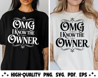 Può includere: Due magliette, una nera e una color crema, che mostrano il testo "OMG I KNOW THE OWNER" in un carattere bianco decorativo. Il design include decorazioni sopra e sotto il testo. La parte inferiore dell'immagine include il testo "HIGH-QUALITY PNG, SVG, PDF, EPS."
