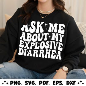 Könnte beinhalten: Schwarzer Pullover mit weißem Text, der in einer Retro-Schrift "Frag mich nach meiner explosiven Durchfall" lautet.