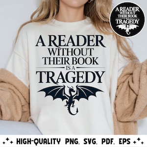 Puede incluir: Sudadera color crema con el texto azul marino "A READER WITHOUT THEIR BOOK IS A TRAGEDY". Una silueta de dragón está debajo del texto. La imagen también incluye el texto "HIGH-QUALITY PNG, SVG, PDF, EPS."