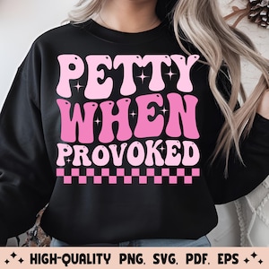 Può includere: Felpa nera con la scritta "PETTY WHEN PROVOKED" in lettere rosa. Il design include stelle e un motivo a scacchiera nella parte inferiore. La parte inferiore dell'immagine include il testo "HIGH-QUALITY PNG. SVG. PDF. EPS."
