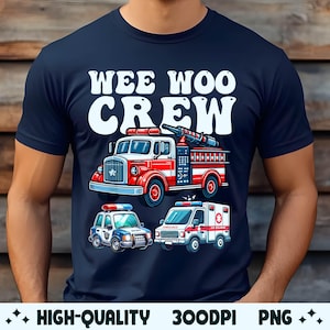 Può includere: Una maglietta blu navy con il testo "Wee Woo Crew" in bianco. La maglietta presenta un'illustrazione di un camion dei pompieri rosso, un'auto della polizia e un'ambulanza in stile cartone animato.