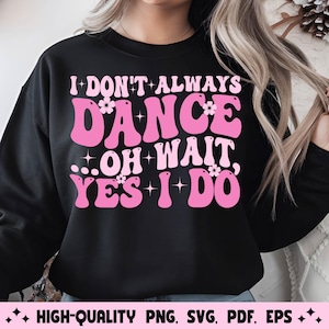 Puede incluir: Sudadera negra con texto rosa que dice "No siempre bailo...oh espera, sí lo hago". El texto está en una fuente retro con flores rosas.
