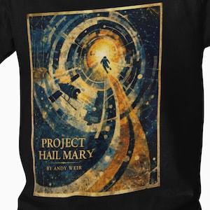 Puede incluir: Camiseta negra con un diseño de portada de libro para "Project Hail Mary" de Andy Weir. El diseño incluye una figura en el espacio con una combinación de colores dorados y azules. El texto es blanco.