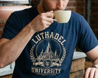 Luthadel University Crest T-Shirt Mistborn Fantasy Reader Tee Vintage Book Lover Shirt Bookworm Cosmere College Reader T-shirt Tee Geschenken