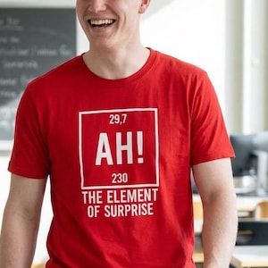 Op de afbeelding: Een witte keramische mok met een zwart handvat en de tekst "But First, Coffee" in een handschriftstijl. De mok staat op een wit oppervlak. De mok is 10 cm hoog.