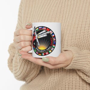 Mok met patch van de ruimtependel | Internationale vlaggen, missie-embleem keramische mok