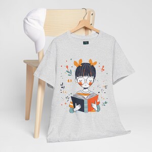 Koszulka Bookworm Girl Cute cartoon Shirt prezent dla czytelników BookTok Estetyczna koszulka dla miłośników romansów Unisex Przytulna bawełniana koszulka dla fanów książek