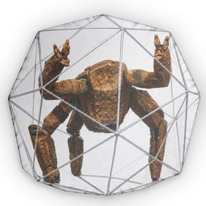Peut inclure: Une sculpture texturée marron d'une figure humanoïde avec les bras levés en signe de rock and roll, enfermée dans une cage géométrique transparente. La figure a une apparence rugueuse et terreuse, avec des articulations visibles et une texture vieillie.