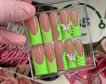 Green Press on Nails | press ons | French tip nails | green nails | acrylic nails | affordable nails | green press ons | glitter nails