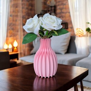 Vaso "Facetta" stampato in 3D dalla forma sfaccettata | Vaso decorativo moderno in PLA con spigoli e curve | Vaso di design per fiori secchi