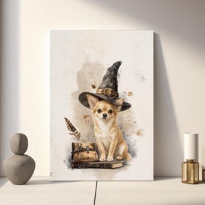 Puede incluir: Una impresión de arte mural estilo acuarela que muestra un chihuahua color canela con un sombrero de bruja oscuro y desgastado. El perro está sentado junto a una pila de libros antiguos y una pluma. La obra usa tonos neutros con toques marrones.