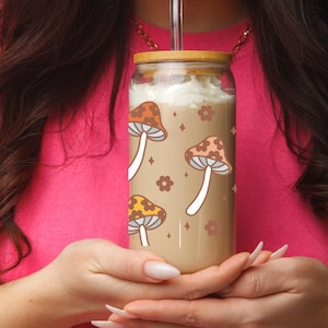 Retro-Stil Becher, Pilz und Blumen Glasbecher 16 Unzen mit Deckel und Strohhalm, umweltfreundlicher Trinkbecher mit Strohhalm, perfektes Geschenk
