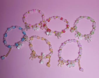 Betoverende kralenarmband met strikbedel