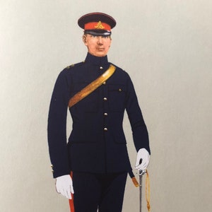 Puede incluir: Un hombre con un uniforme militar azul oscuro con una franja roja a lo largo del lado de sus pantalones. Lleva un sombrero negro con una banda dorada y una faja dorada. Sostiene una espada en su mano derecha.