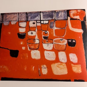 Puede incluir: Una impresión con un fondo naranja vibrante lleno de varias formas abstractas en blanco, negro y azul apagado. La composición incluye múltiples formas rectangulares y circulares dispuestas en un patrón de cuadrícula, con una gran forma negra en el lado izquierdo y una figura naranja estilizada en la esquina superior derecha.