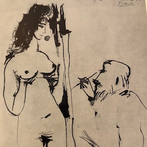 Könnte beinhalten: Eine Schwarzweiß-Zeichnung einer nackten Frau, die vor einer Figurenzeichnung auf einer Leinwand steht. Die Frau hält ihre Hände vor ihrer Brust. Die Figurenzeichnung hält einen Pinsel in der Hand.