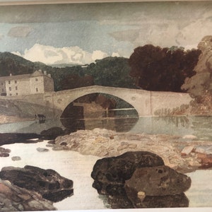 Puede incluir: Una pintura de acuarela de un puente de piedra sobre un río. El puente es arqueado y tiene un edificio de piedra en el lado izquierdo de la imagen. El río fluye a través de un paisaje rocoso con árboles en el fondo.