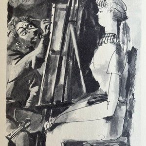 Può includere: Un'illustrazione in bianco e nero di una persona che dipinge un ritratto di una donna. La donna è seduta su uno sgabello e l'artista è in piedi dietro un cavalletto.