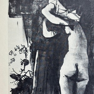 Può includere: Disegno a inchiostro nero e bianco di una figura nuda in piedi in una porta. La figura è di spalle allo spettatore e ha le braccia alzate sopra la testa. Il disegno è realizzato in uno stile sciolto ed espressivo.