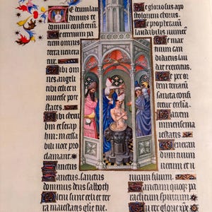 Könnte beinhalten: Eine mittelalterliche illuminierte Manuskriptseite mit lateinischem Text in schwarzer Tinte und roten sowie blauen verzierten Initialen. Eine zentrale architektonische Illustration zeigt eine Taufszene mit Figuren in blauen und rosa Gewändern.