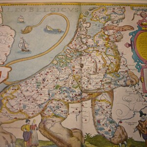 Les Pays-Bas Unis - réimpression Amsterdam de carte dessinée en 1617 - par Pieter van der Keere en Germanie inférieure