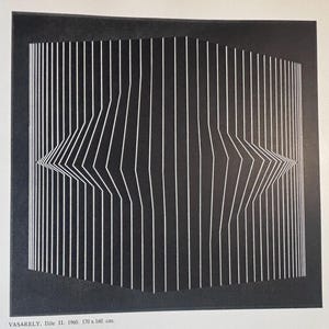 Pode incluir: Obra de arte abstrata a preto e branco intitulada "Ilike II" de Vasarely, 1960. A obra apresenta linhas brancas verticais que se curvam e dobram sobre um fundo preto. As dimens&otilde;es s&atilde;o 170 x 160 cm.
