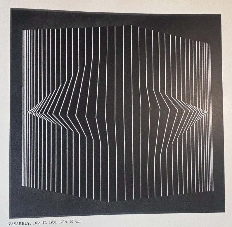 Pode incluir: Obra de arte abstrata a preto e branco intitulada "Ilike II" de Vasarely, 1960. A obra apresenta linhas brancas verticais que se curvam e dobram sobre um fundo preto. As dimens&otilde;es s&atilde;o 170 x 160 cm.