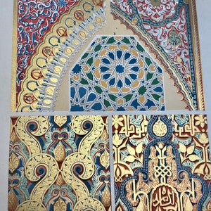 Op de afbeelding: Een pagina uit een boek met vijf verschillende voorbeelden van Moorse of islamitische geometrische patronen. De patronen zijn in tinten rood, blauw, groen, goud en wit. De pagina is genummerd 13.