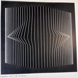 Pode incluir: Impress&atilde;o de arte abstrata em preto e branco com linhas brancas verticais sobre um fundo preto. As linhas mudam e dobram-se, criando um efeito tridimensional. A obra de arte &eacute; intitulada "Ilile II" de Vasarely, datada de 1960, e mede 170 x 160 cm.