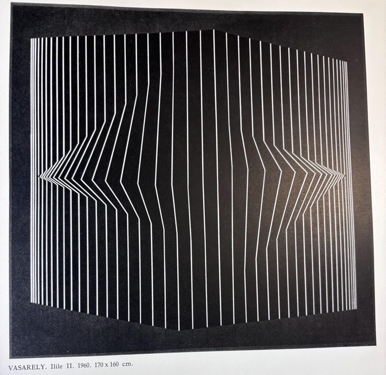 Pode incluir: Impress&atilde;o de arte abstrata em preto e branco com linhas brancas verticais sobre um fundo preto. As linhas mudam e dobram-se, criando um efeito tridimensional. A obra de arte &eacute; intitulada "Ilile II" de Vasarely, datada de 1960, e mede 170 x 160 cm.