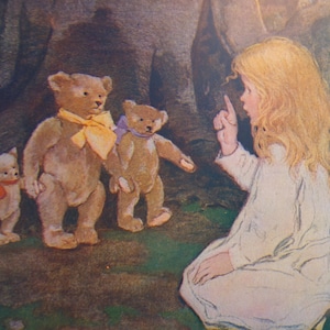 Puede incluir: Ilustración de una niña con un vestido blanco arrodillada y señalando con el dedo índice a tres osos de peluche. Los osos de peluche tienen lazos amarillos, morados y rojos. El fondo presenta un gran tronco de árbol y follaje verde.