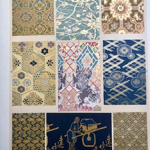 Op de afbeelding: Negen verschillende Japanse textielpatronen, waaronder geometrische ontwerpen, bloemmotieven en een figuur die een lading op een kruiwagen draagt. De patronen zijn in verschillende kleuren, waaronder goud, blauw, rood en groen.