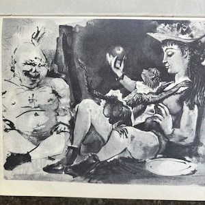 Può includere: Stampa in bianco e nero di una donna seduta che tiene in mano una scimmia e una mela. Un uomo è seduto a sinistra. L'opera d'arte ha uno stile abbozzato e illustrativo. La donna indossa un cappello e la scimmia è sulle sue ginocchia.