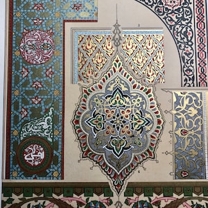 Op de afbeelding: Een verzameling van zes ingewikkelde islamitisch geïnspireerde ontwerpen met geometrische patronen, bloemmotieven en kalligrafie in goud, rood, groen en blauw.