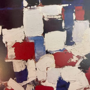 Può includere: Dipinto astratto con spessi colpi di pennello in rosso, bianco, blu e nero. L'opera presenta una superficie strutturata con strati di vernice visibili, creando una composizione dinamica ed espressiva. I colori e le forme audaci evocano un senso di energia.