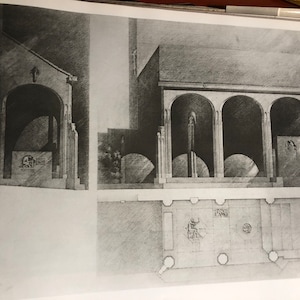 Puede incluir: Un dibujo arquitectónico en blanco y negro de un edificio con tres puertas arqueadas. El dibujo muestra la elevación frontal y un plano de planta del edificio.