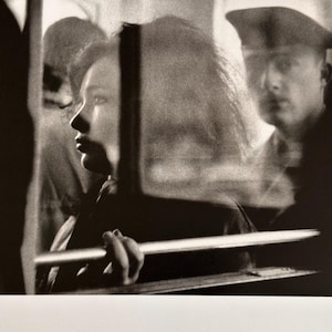 Könnte beinhalten: Schwarz-Weiß-Fotografie von Menschen in einem Bus. Das Profil einer jungen Person ist zu sehen, die aus dem Fenster schaut. Das Bild ist körnig, mit Reflexionen und Schatten. Die Nummer 837 ist sichtbar.