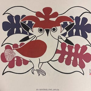 以下が含まれることがあります： 赤い体と頭、黒いアクセントが特徴のフクロウの様式化されたイラスト。背景には青とピンクの花の形が描かれています。「101 SENTINEL OWL (1971/23)」のテキストが下にあります。