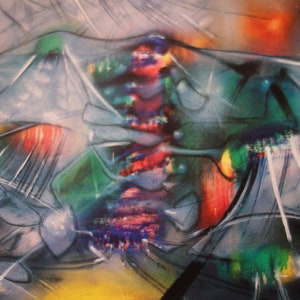 Puede incluir: Pintura abstracta con una mezcla vibrante de colores, incluyendo rojo, azul, verde, amarillo y blanco. La pintura presenta una forma central, vertical y multicolor rodeada de líneas y formas que se retuercen y superponen.