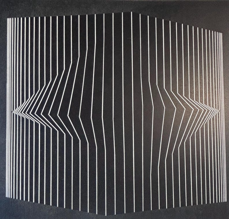 Pode incluir: Obra de arte abstrata em preto e branco com linhas brancas verticais que se curvam e se deslocam, criando uma ilus&atilde;o tridimensional. As linhas s&atilde;o espa&ccedil;adas uniformemente sobre um fundo preto, formando uma forma central em forma de diamante.