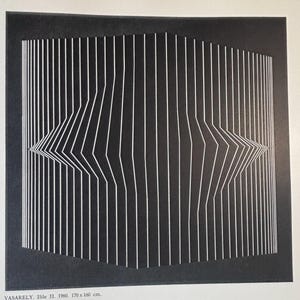 Pode incluir: Impress&atilde;o de arte abstrata em preto e branco de Vasarely, intitulada 'Ilie II' de 1960. A obra apresenta linhas brancas verticais sobre um fundo preto, criando um efeito tridimensional. Dimens&otilde;es: 170 x 160 cm.