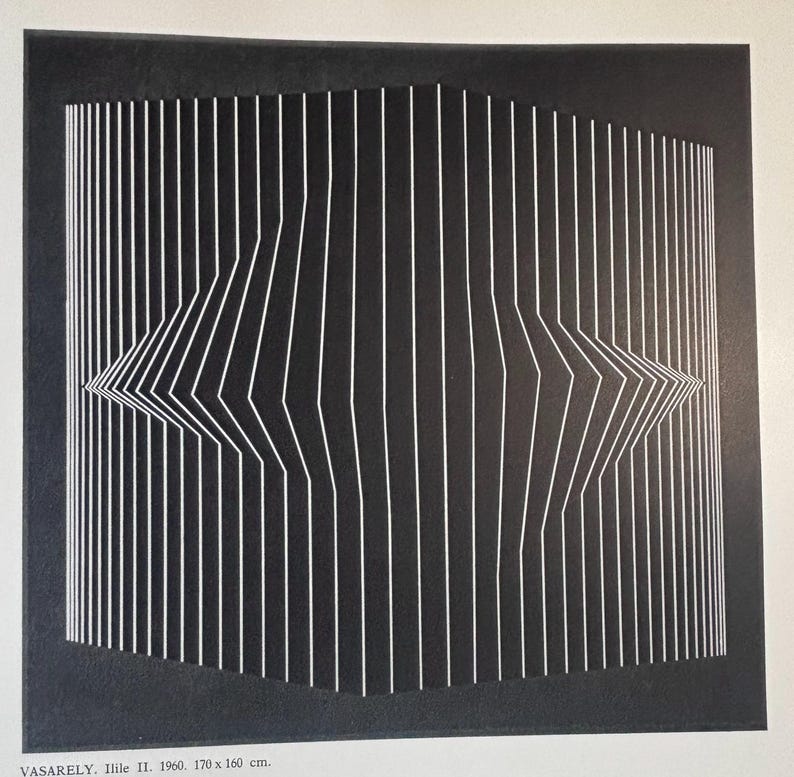 Pode incluir: Impress&atilde;o de arte abstrata em preto e branco de Vasarely, intitulada 'Ilie II' de 1960. A obra apresenta linhas brancas verticais sobre um fundo preto, criando um efeito tridimensional. Dimens&otilde;es: 170 x 160 cm.